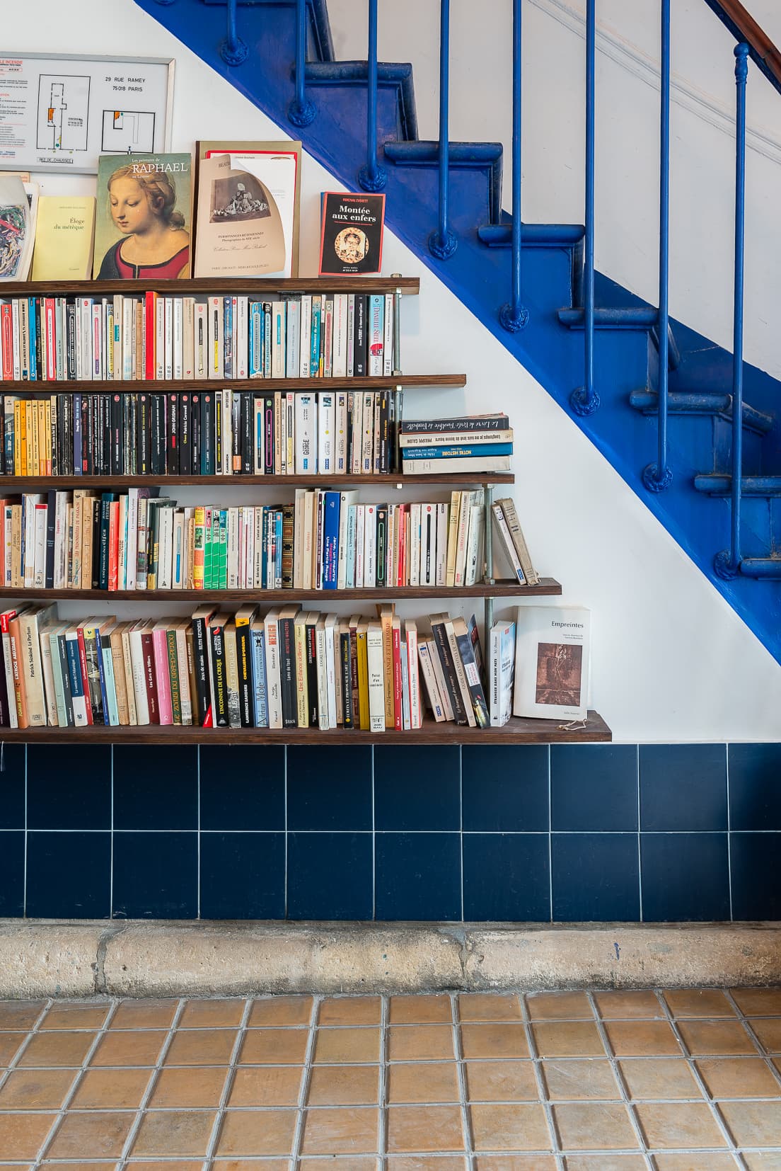 location-meublee-hall-immeuble-bibliothèque-livres-driss-pariscabane.jpg